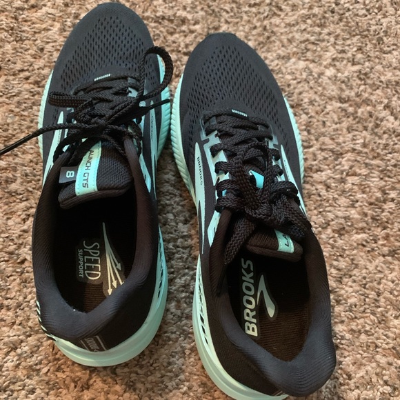 Women’s 8.5 brooks running shoe - Picture 2 of 5
